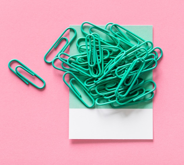 Paperclips op een vel papier