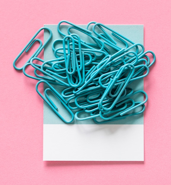 Paperclips op een vel papier