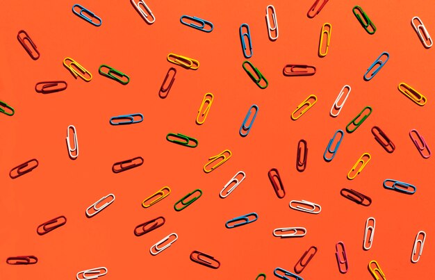 Paperclips op oranje achtergrond