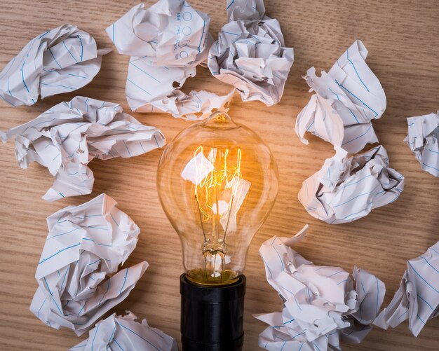 Papier ballen met een brandende lamp