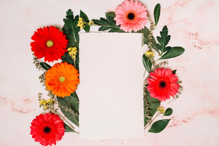 Gratis Foto papier blad met heldere bloemen op tafel