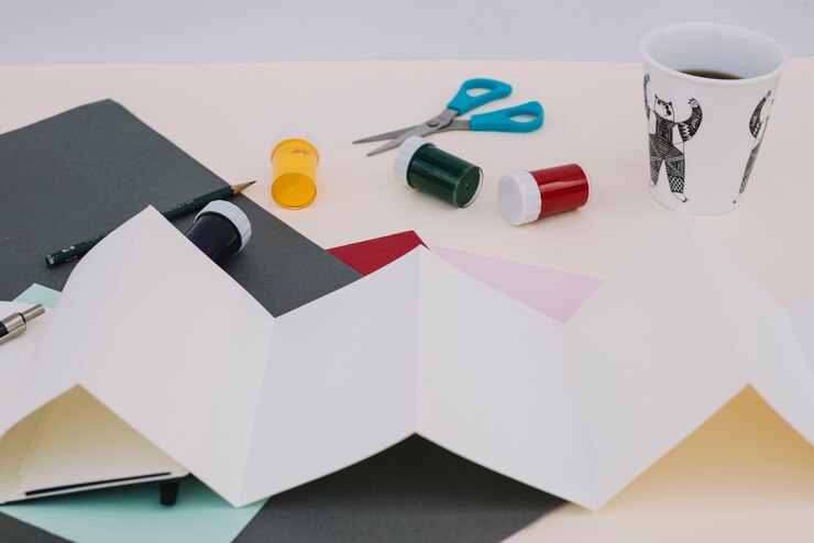 Gratis Foto papier en verf in de buurt van koffie