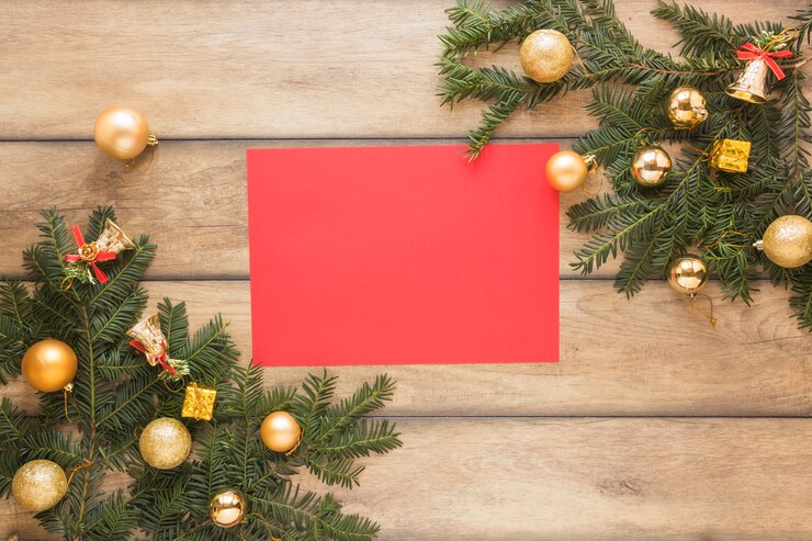 Gratis Foto papier in de buurt van decoratieve takken van kerstmis