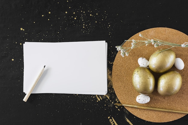 Gratis foto papier in de buurt van eieren op ronde bord