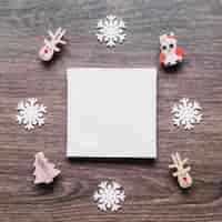 Gratis foto papier met klein kerstspeelgoed