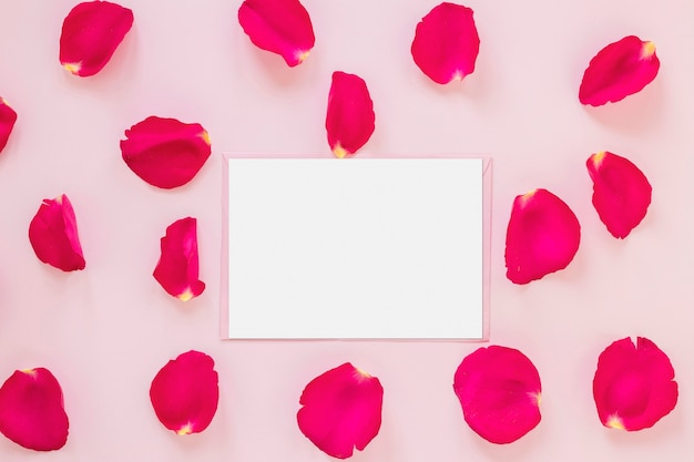 Gratis foto papier met rozenblaadjes voor valentijnskaarten
