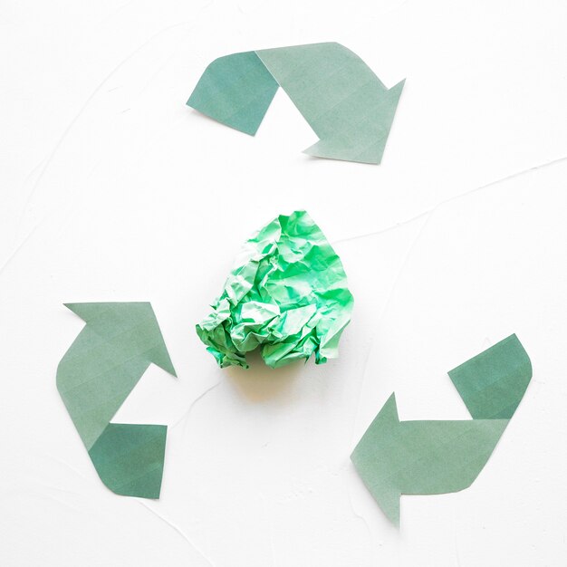 Papier recycle-logo met vuilnisbak