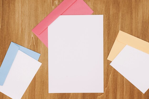 Papier set met enveloppen en papieren