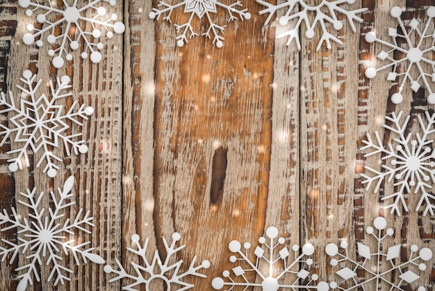 Papier sneeuwvlokken op houten achtergrond