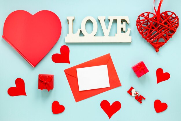Papier voor valentijnskaarten met harten en dozen