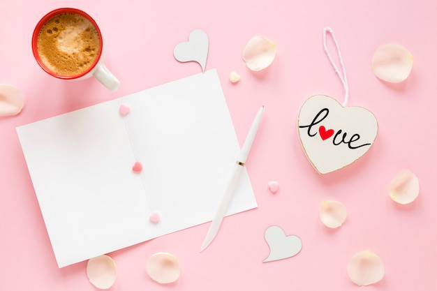 Papier voor valentijnskaarten met koffie en pen