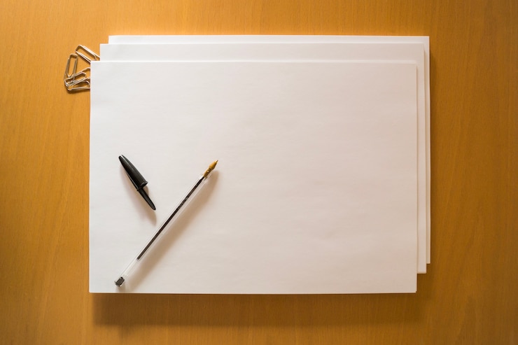 Gratis Foto papieren en pen op het bureaublad