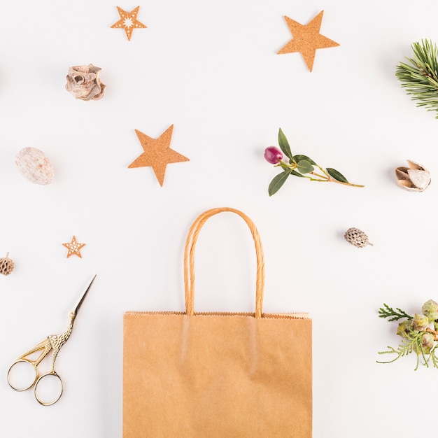 Gratis foto papieren pakket in de buurt van decoraties