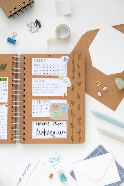 Gratis foto papieren planner bullet journal met briefpapier