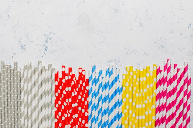 Papieren rietjes van verschillende kleuren met kopie ruimte