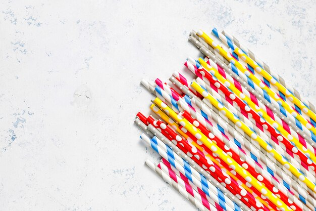 Papieren rietjes van verschillende kleuren met kopie ruimte