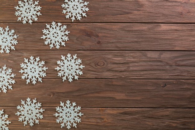 Papieren sneeuwvlokken op een houten bord