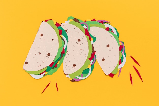 Papieren taco's op gele achtergrond bovenaanzicht