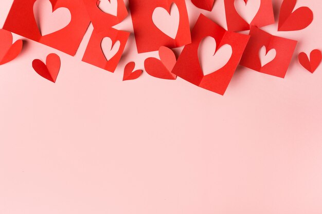 Papieren valentijnsdag harten op roze