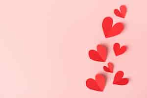 Gratis foto papieren valentijnsdag harten op roze