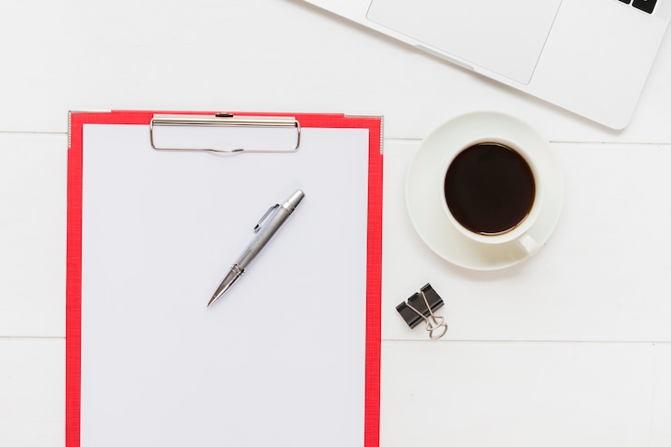 Gratis Foto papierhouder naast kopje koffie
