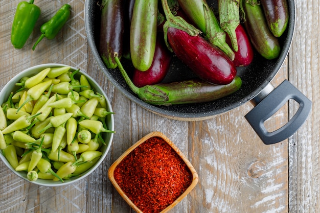 Paprika met aubergines, rode pepervlokken in een kom op houten,