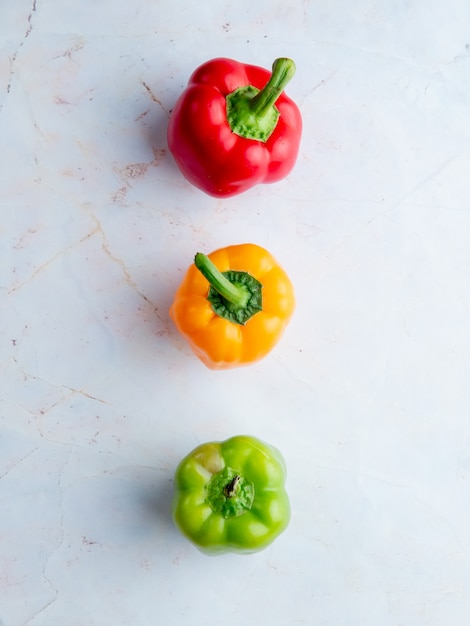 Gratis foto paprika op witte tafel