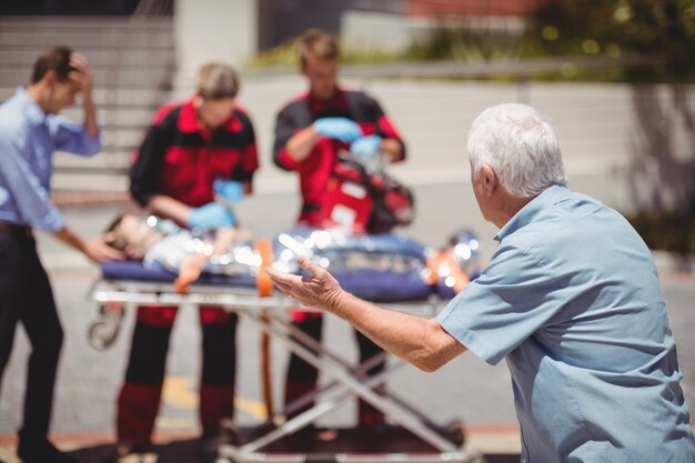 Paramedici die gewonde jongen onderzoeken