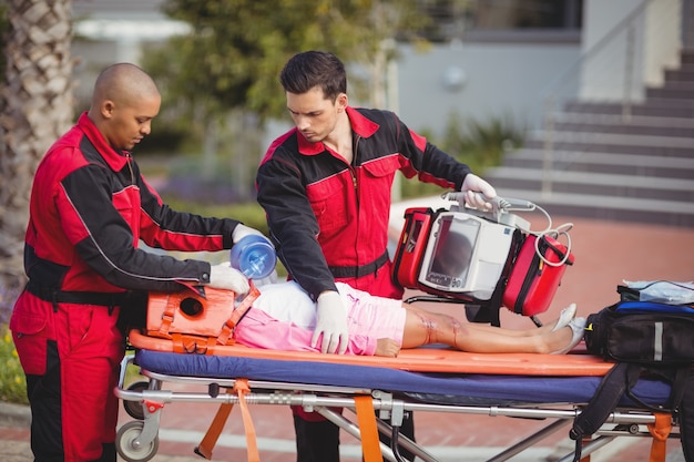 Paramedicus die zuurstof geeft aan gewond meisje