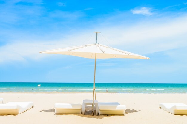 Paraplu en stoel op het strand
