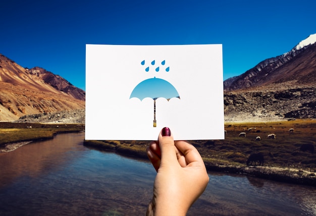 Gratis foto paraplu in geperforeerd regenseizoen