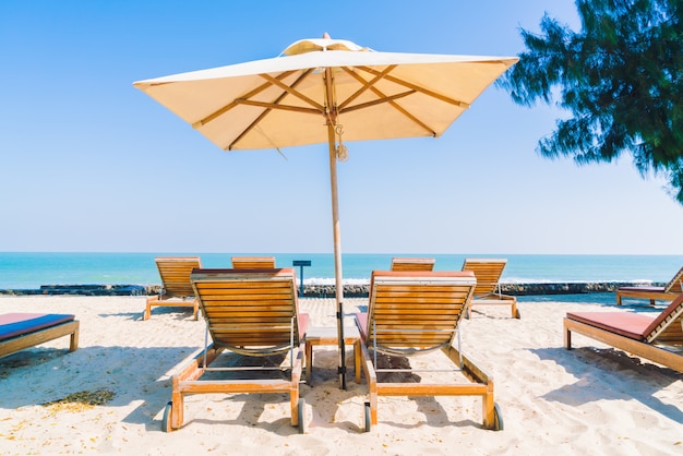 Gratis foto paraplu zwembad en stoel op het strand