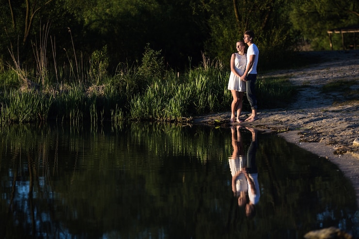 Gratis Foto pareja romántica mirando el lago