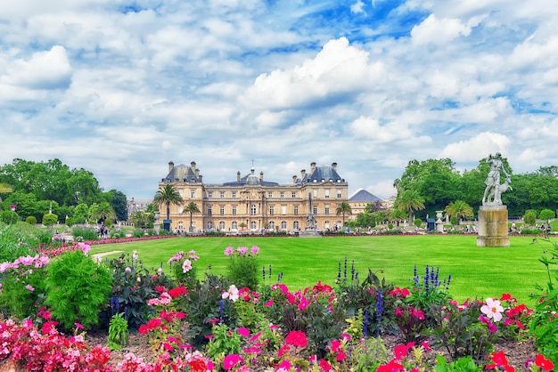 Parijs frankrijk juli 08 2016 luxemburg paleis en park in parijs de jardin du luxembourg een van de mooiste tuinen in parijs frankrijk Premium Foto