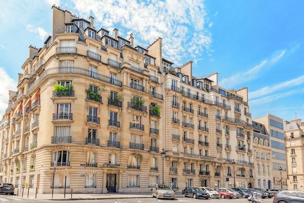 Parijs frankrijk juli 08 2016 uitzicht op de stad van een van de mooiste steden ter wereldparijs straten gebouwen auto's op straat