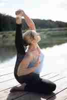 Gratis foto parivrtta surya yantrasana yoga pose