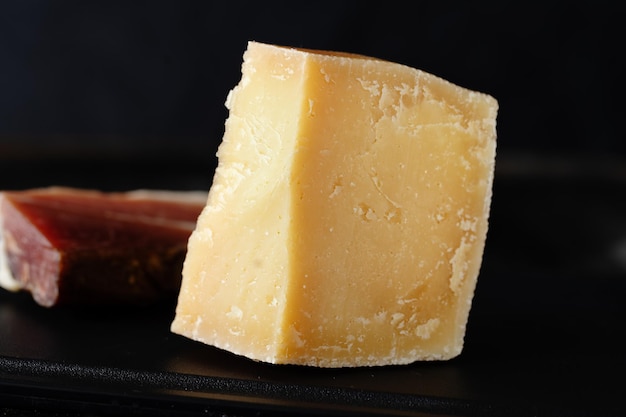 Parmezaanse kaas op houten bord