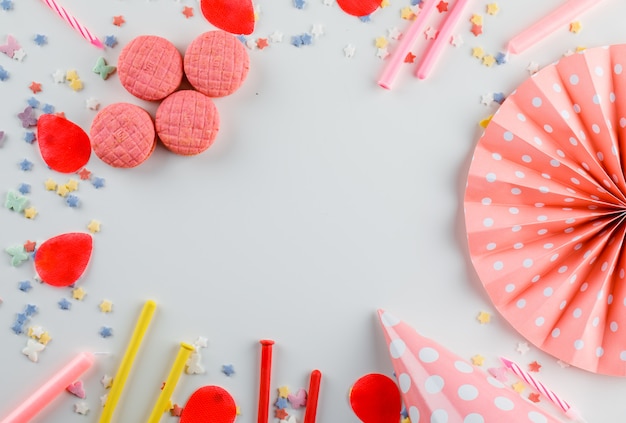 Partij decoraties met suiker hagelslag, koekjes op witte tafel