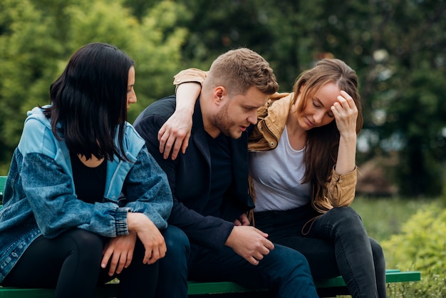 Gratis foto partners brengen tijd door in het park