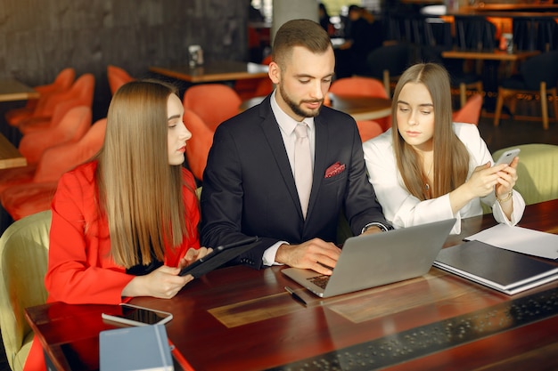 Partners zitten aan de tafel en werken in een café