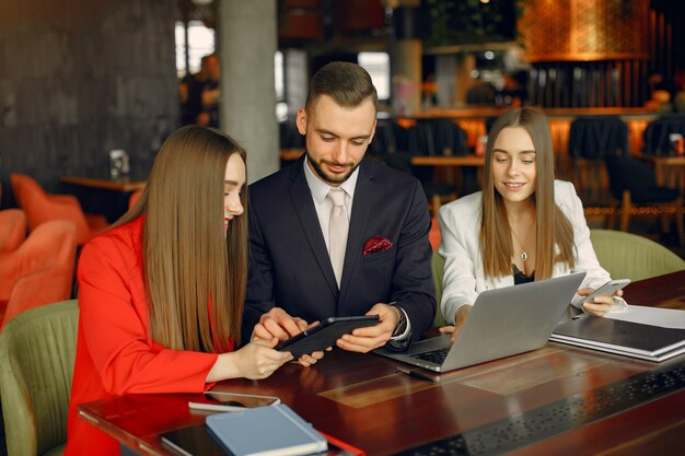 Partners zitten aan de tafel en werken in een café