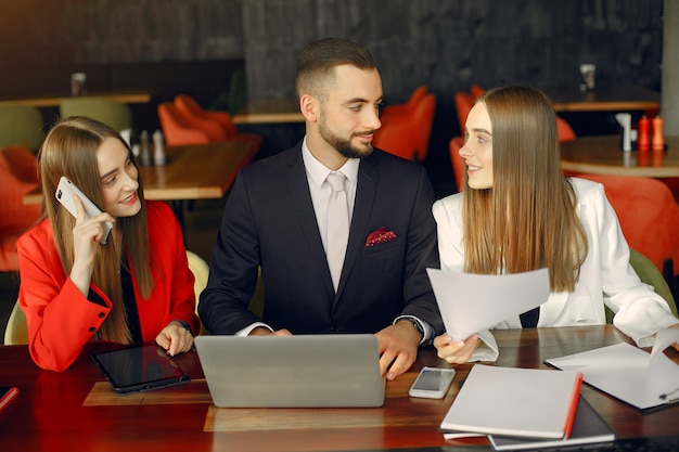 Partners zitten aan de tafel en werken in een café