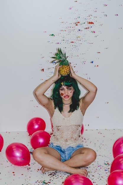 Gratis foto party meisje met ananas