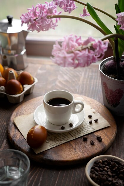 Gratis foto pasen koffie decoraties stilleven