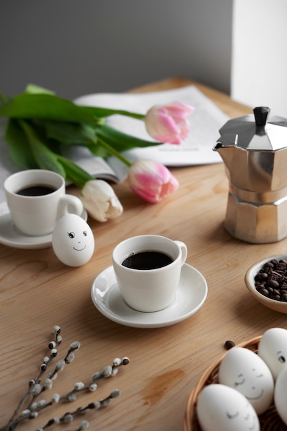 Gratis foto pasen koffie decoraties stilleven