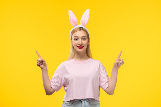 Pasen mooi blond schattig meisje met roze konijnenoren en rode lippenstift glimlachend en omhoog gericht
