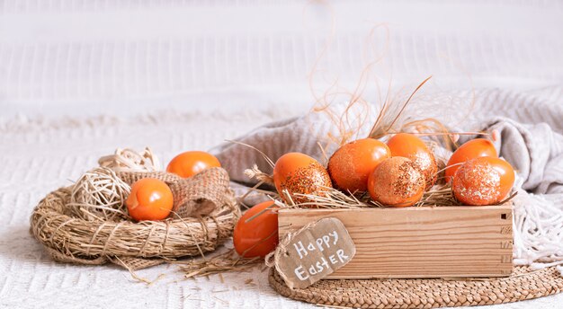 Pasen-stilleven met oranje eieren, vakantiedecor.