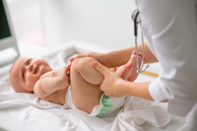 Pasgeboren kind dat een lichamelijk onderzoek ondergaat in een kliniek