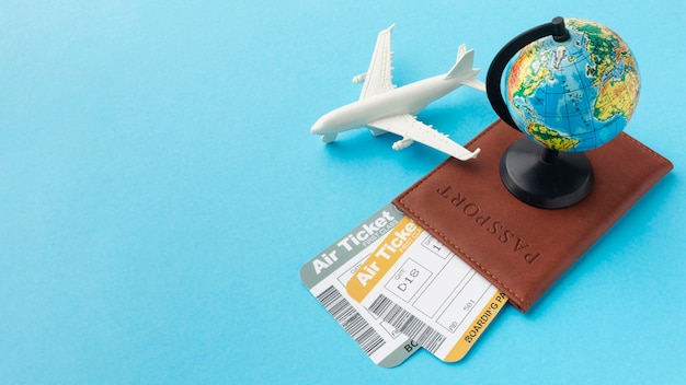 Paspoort en kaartjesarrangement met hoge hoek