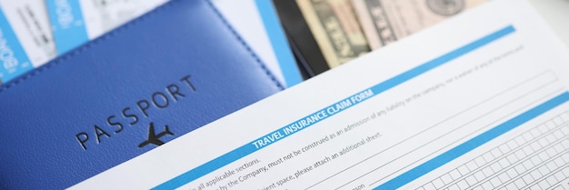 Paspoort voor medische reisverzekering en geld op tafel keuze van reisverzekeringsconcept